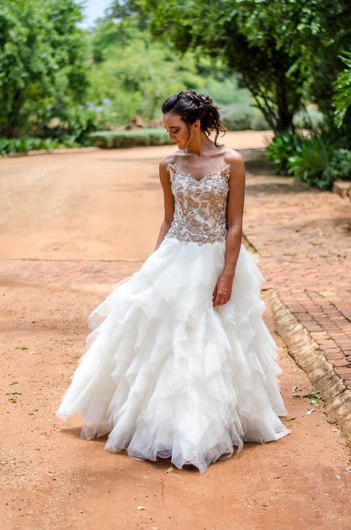 有关垂直拍摄, 女人, 婚紗禮服的免费素材图片