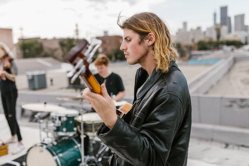 有关執行, 弹吉他, 浅焦点的免费素材图片