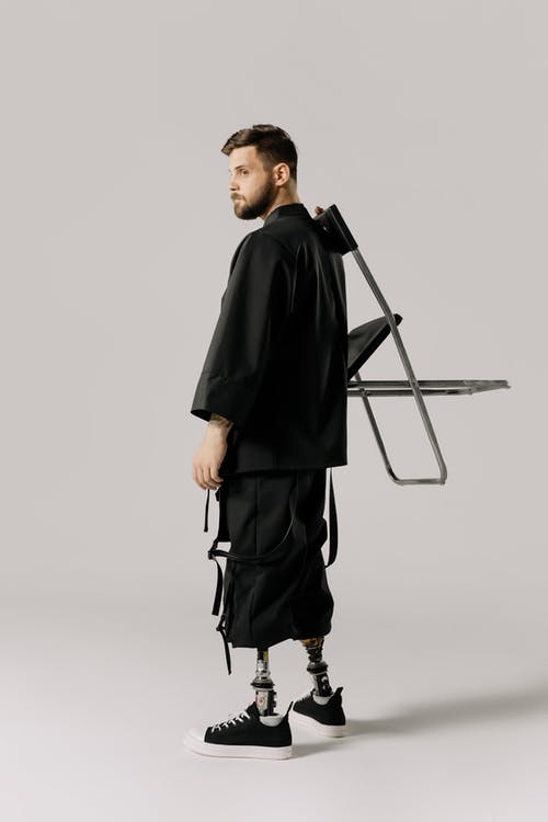 黑色长袖衬衫站的人 · 免费素材图片