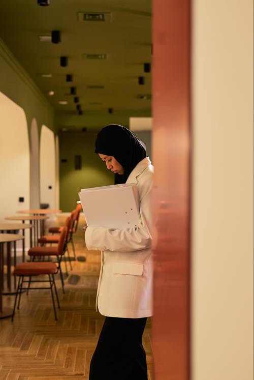 有关hijabi, 側面圖, 垂直拍摄的免费素材图片