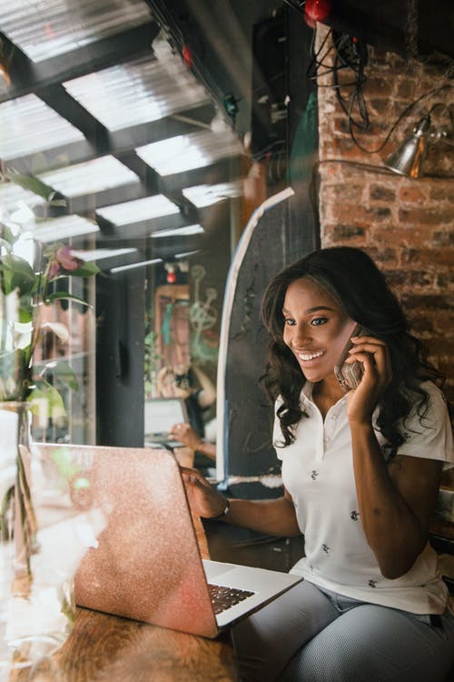 有关polo衫, 在电话上交谈, 坐的免费素材图片