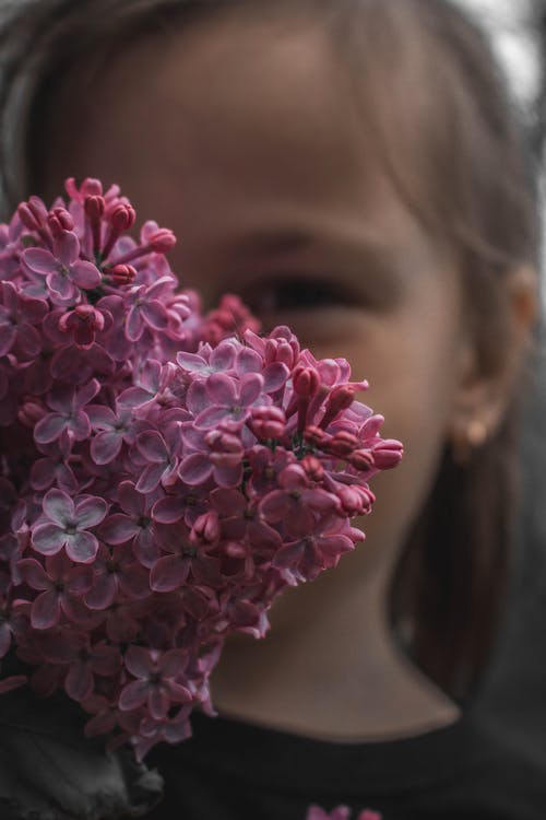 有关一束花, 兒童, 垂直拍摄的免费素材图片