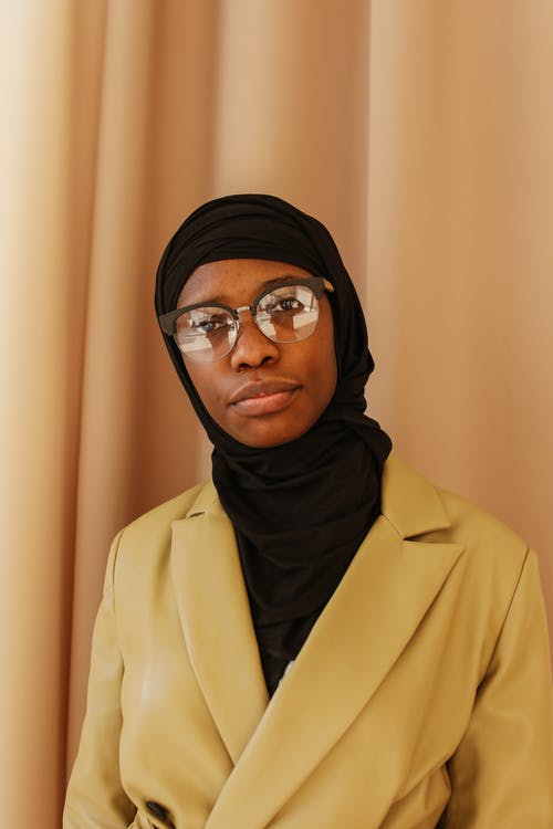 有关大衣, 女人, 眼镜的免费素材图片