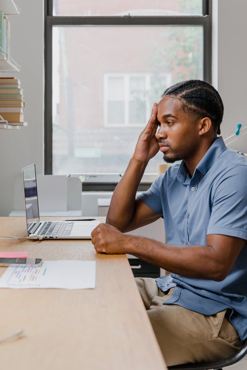 有关人, 坐, 書桌的免费素材图片