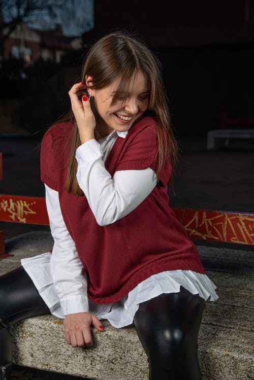 有关坐, 垂直拍摄, 女人的免费素材图片