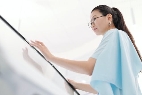 有关側面圖, 女人, 室內的免费素材图片