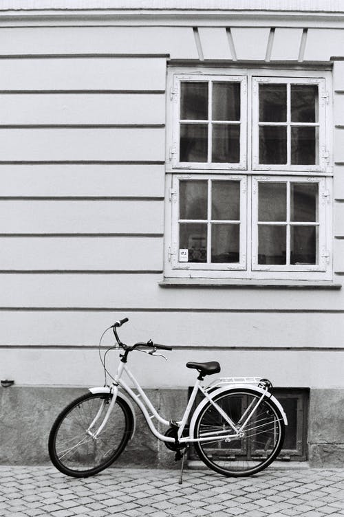 靠近窗户的自行车照片 · 免费素材图片