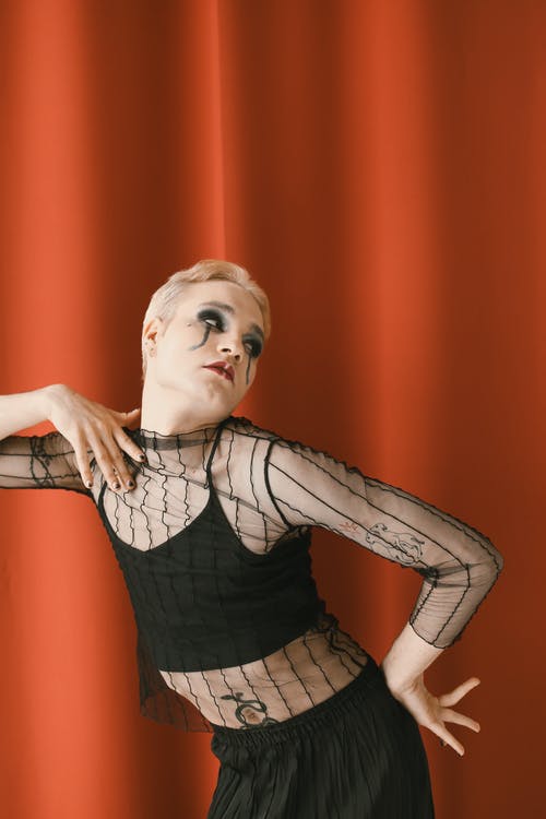 有关人, 垂直拍摄, 擺姿勢的免费素材图片