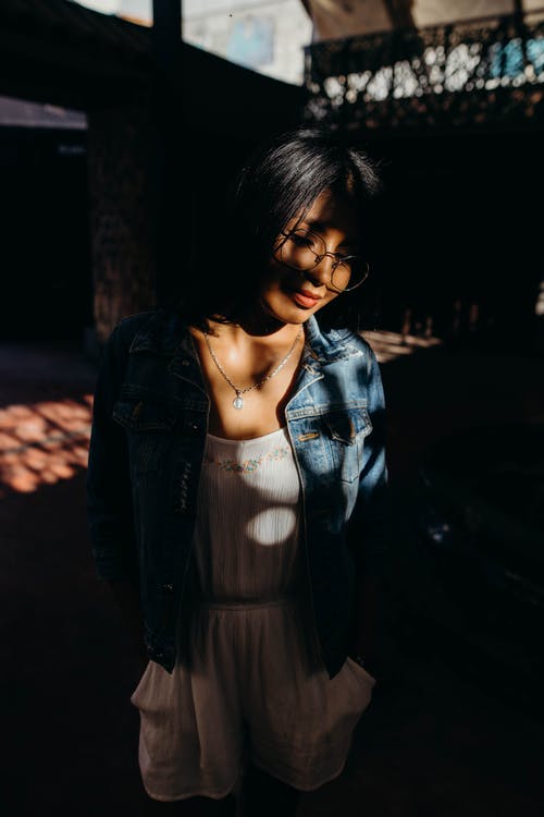 有关垂直拍摄, 女人, 牛仔外套的免费素材图片