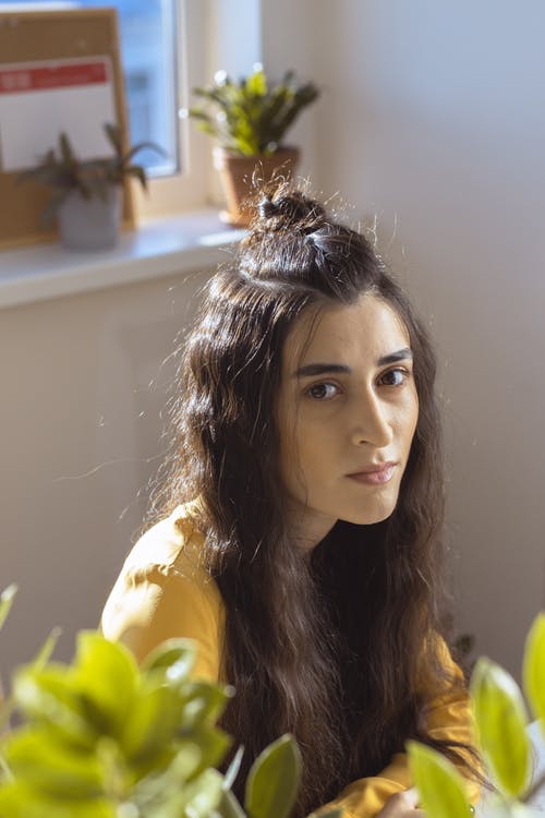 有关卷发, 嚴肅, 垂直拍摄的免费素材图片