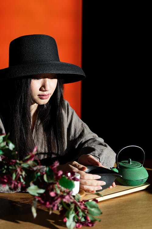 有关坐, 垂直拍摄, 帽子的免费素材图片