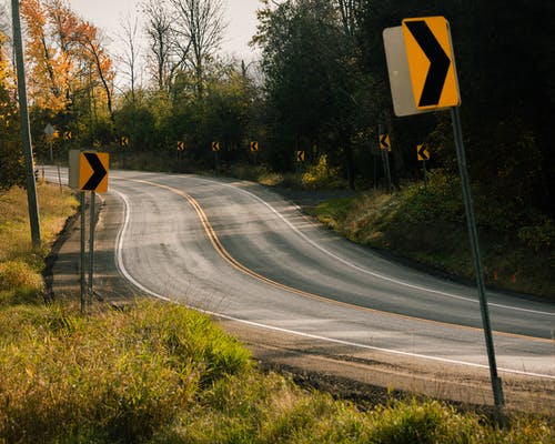 有关弯曲的道路, 沥青路面, 空的的免费素材图片