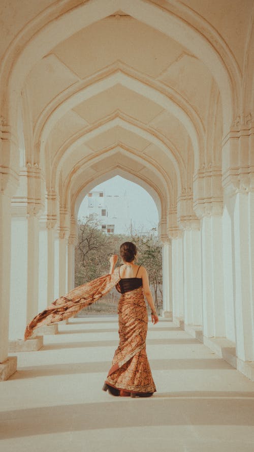 有关传统服装, 垂直拍摄, 女人的免费素材图片