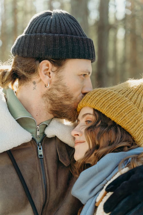 有关（頂部有小羊毛球的）羊毛帽子, 一對, 人的免费素材图片