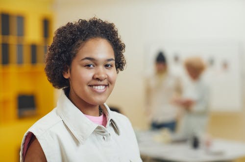 有关咖啡色頭髮的女人, 女人, 微笑的免费素材图片