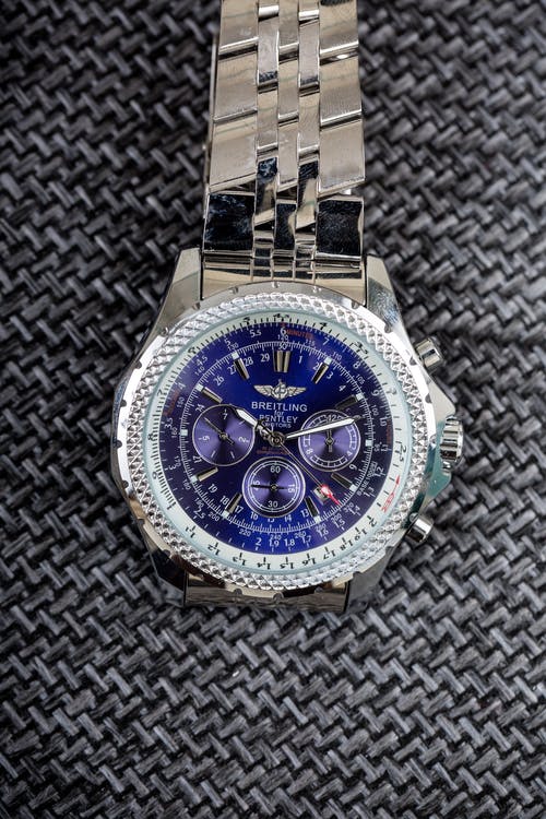 有关優雅, 垂直拍摄, 手錶的免费素材图片