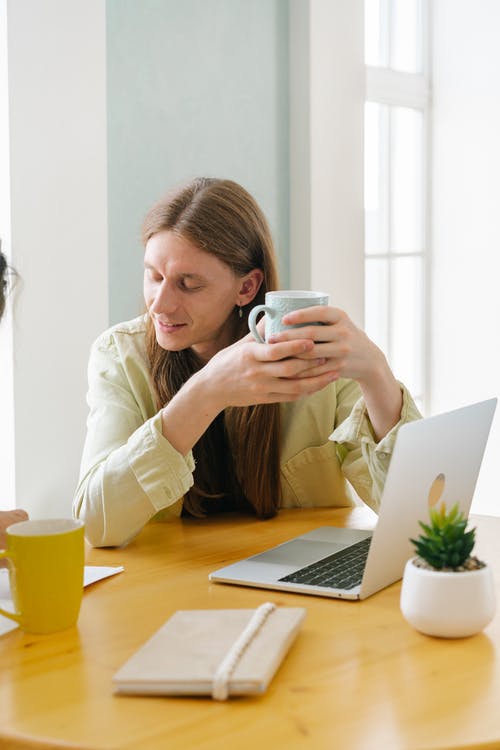 有关人, 握住, 木桌桌面的免费素材图片