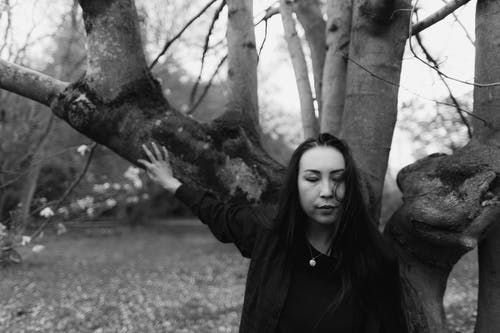 有关举起手臂, 單色, 夢想的的免费素材图片