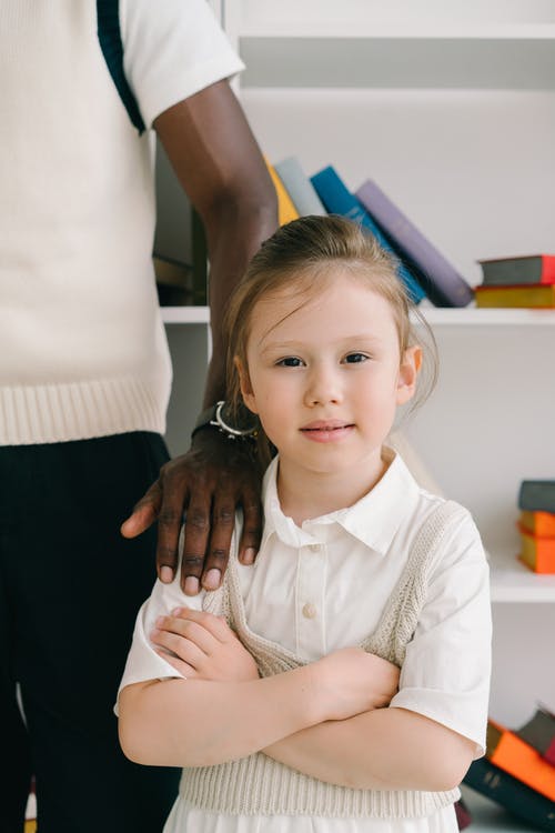 有关兒童, 双臂交叉, 圖書的免费素材图片