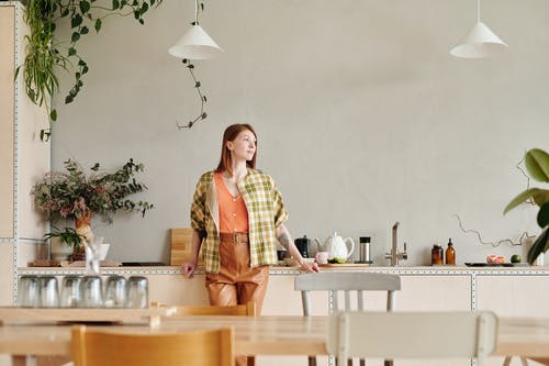 有关女人, 室內, 室內植物的免费素材图片