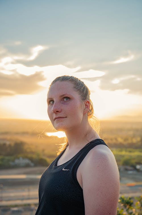 有关垂直拍摄, 女人, 小可愛的免费素材图片