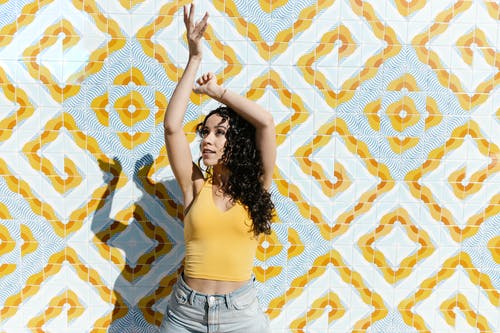 有关向上看, 女人, 捲髮的免费素材图片