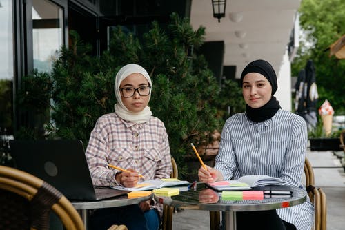 有关咖啡店, 寫作, 穆斯林妇女的免费素材图片