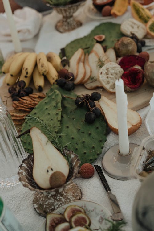 透明玻璃板上的绿色和棕色蛋糕 · 免费素材图片