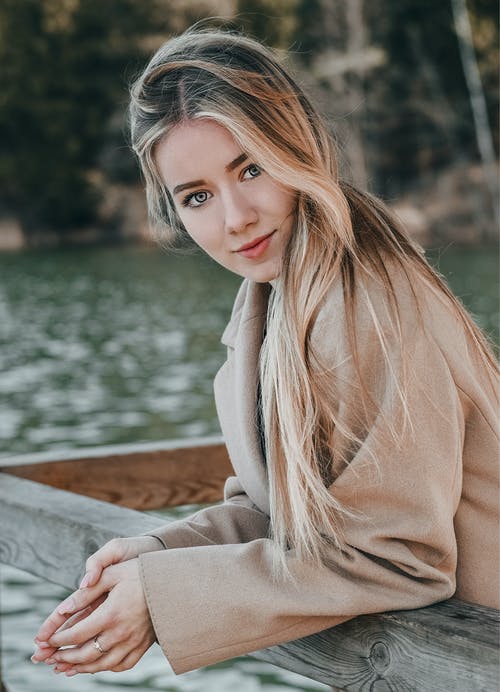 有关倚, 光鮮亮麗, 垂直拍摄的免费素材图片