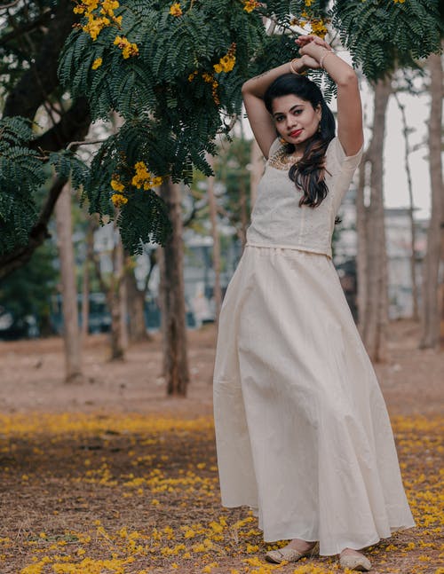 有关咖啡色頭髮的女人, 女人, 纵向的免费素材图片