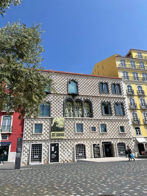 有关低角度拍攝, 公寓建築, 垂直拍摄的免费素材图片