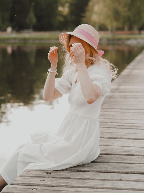 有关举起手臂, 個性, 側面圖的免费素材图片