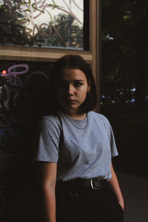 有关侧身看, 垂直拍摄, 女孩的免费素材图片