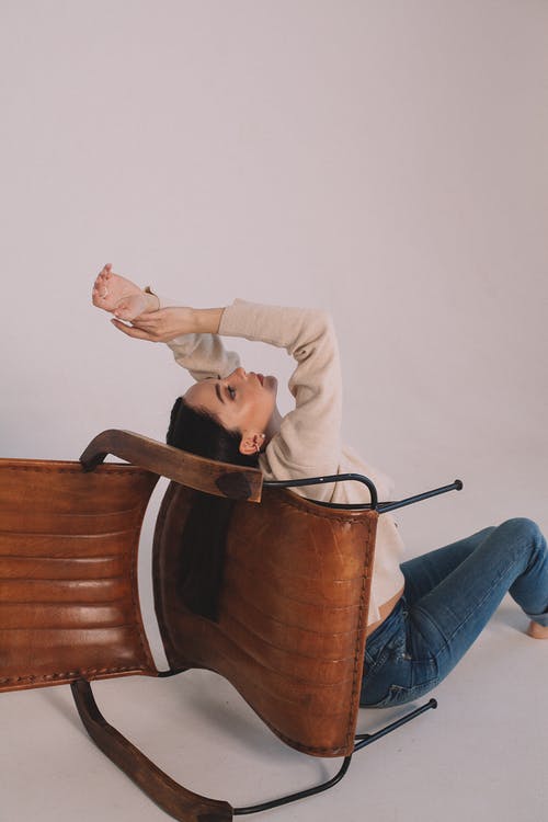 有关地板, 坐, 垂直拍摄的免费素材图片