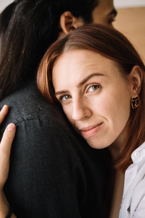 白色长袖衬衫的女人 · 免费素材图片