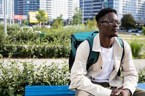 有关保温袋, 坐, 快递送货员的免费素材图片