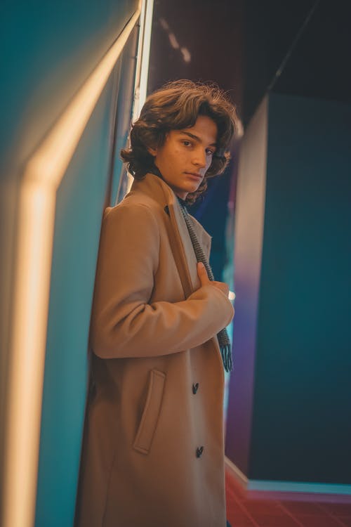 有关低角度拍攝, 倚, 側面圖的免费素材图片