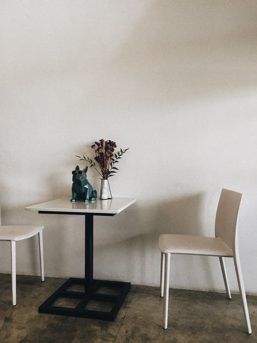 白色的木桌和椅子 · 免费素材图片
