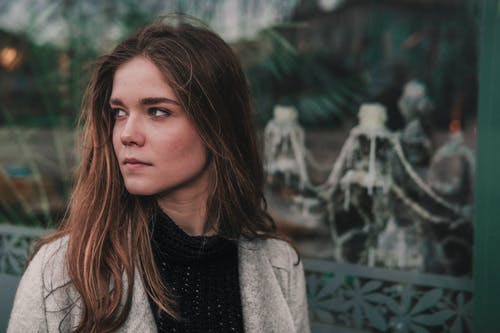 有关严肃的面孔, 侧身看, 女人的免费素材图片