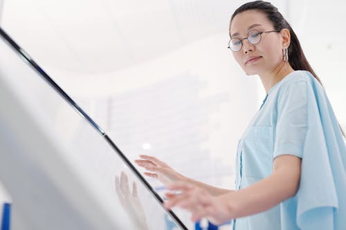 有关側面圖, 女人, 室內的免费素材图片