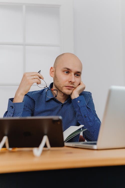 有关人, 倚, 垂直拍摄的免费素材图片