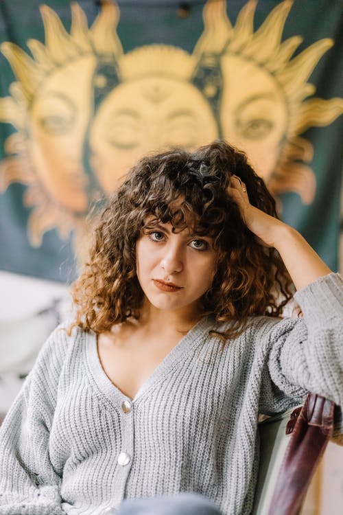 有关倚, 坐, 垂直拍摄的免费素材图片