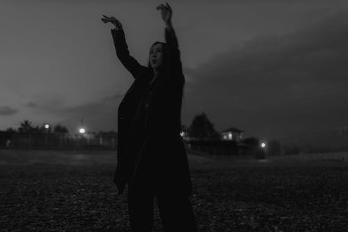 有关中全镜头, 举起手臂, 單色的免费素材图片