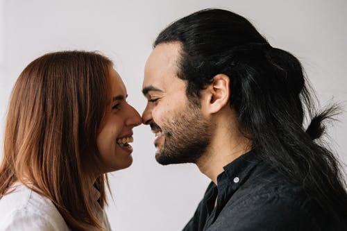 男人和女人互相亲吻 · 免费素材图片
