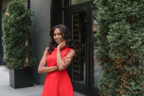 有关女人, 建築外觀, 微笑的免费素材图片