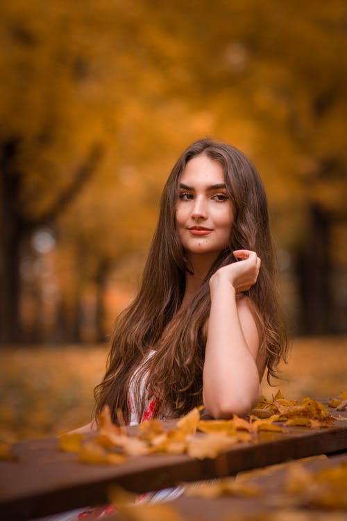 有关垂直拍摄, 女人, 木桌的免费素材图片