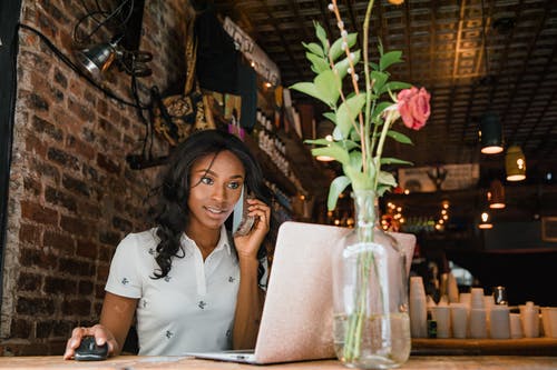 有关polo衫, 在电话上交谈, 坐的免费素材图片