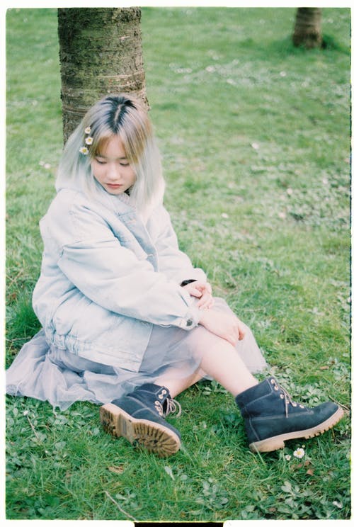 有关坐, 垂直拍摄, 女人的免费素材图片