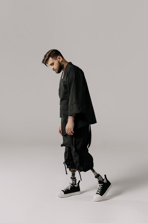 黑色外套和黑色裤子的女人 · 免费素材图片