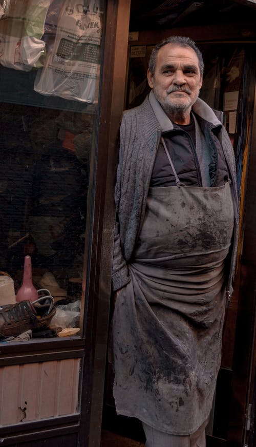 有关圍裙, 微笑, 站立的免费素材图片